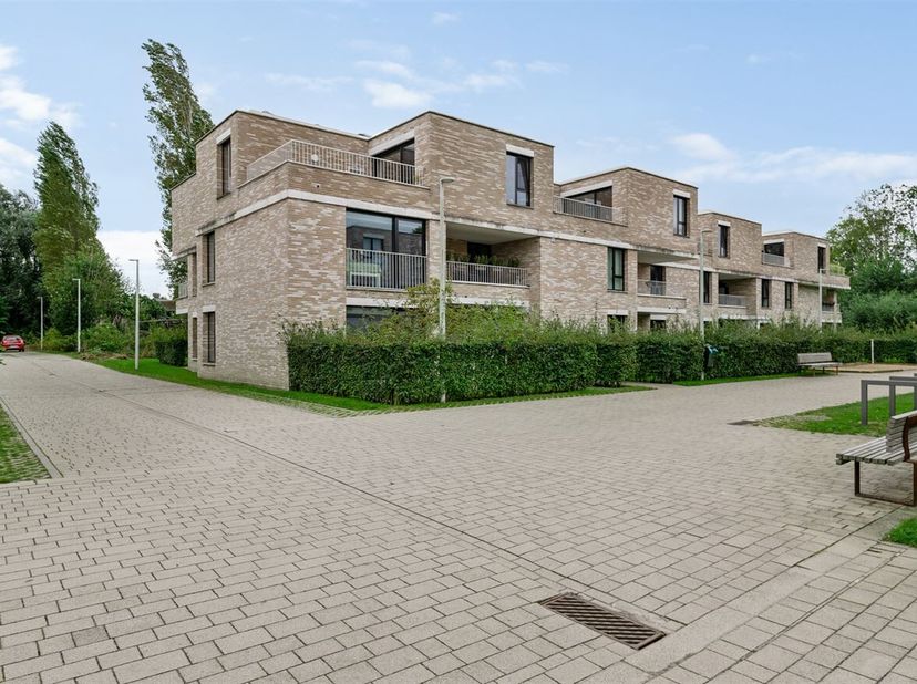 Luxueuze assistentiewoning (61m²) met 1 slaapkamer, ruim terras, privé tuin, scooterstaanplaats en berging op toplocatie te Kontich!&lt;br /&gt;
Beschrijvin