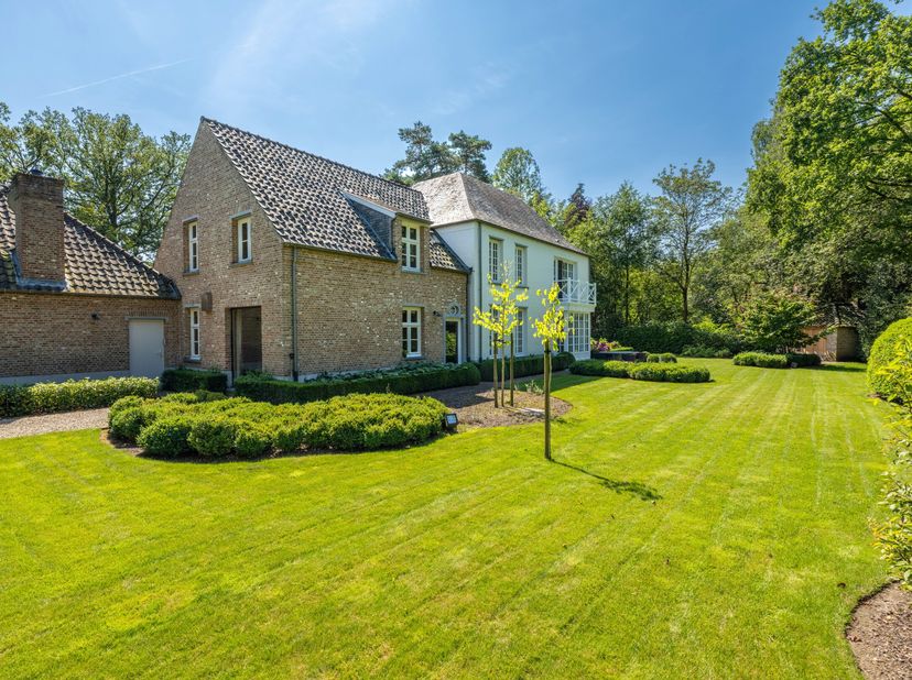 Manoir français classique prêt à emménager, situé résidentiellement au cur de Hof ter Linden dans une rue calme, comprenant 4 chambres et 3 salles de