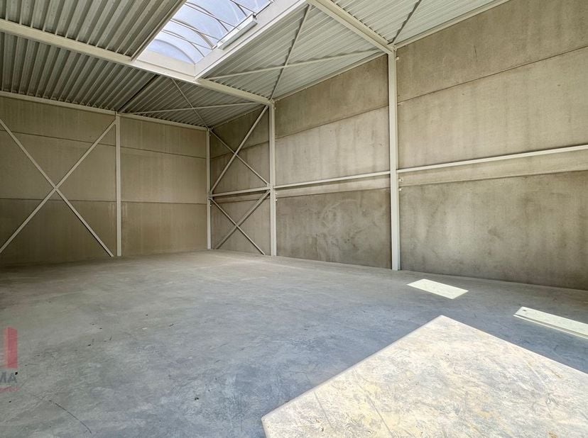 PME de construction récente d&#039;une superficie de 288 m² avec 2 places de parking privées à vendre. Stratégiquement situé dans le triangle d&#039;or Anvers -