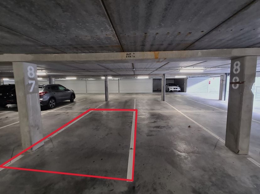Au sein d’une copropriété de haut standing « Résidence Vendôme », l’agence immobilière Leclercq vous présente cet emplacement de parking intérieur en