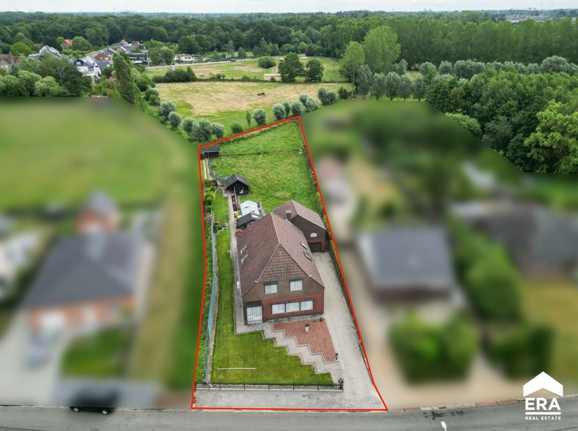 Op een prachtig perceel van 24a 60ca bevindt zich deze uitzonderlijk ruime woning met een bewoonbare oppervlakte van maar liefst 370 m². Momenteel is