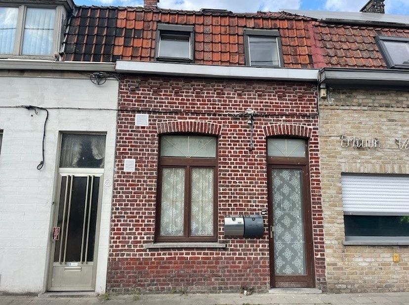 Opbrengsteigendom bestaande uit 2 woongelegenheden. Beiden op vandaag correct verhuurd voor respectievelijk 525 € en 600 €. Vooraan is een gemeenschap