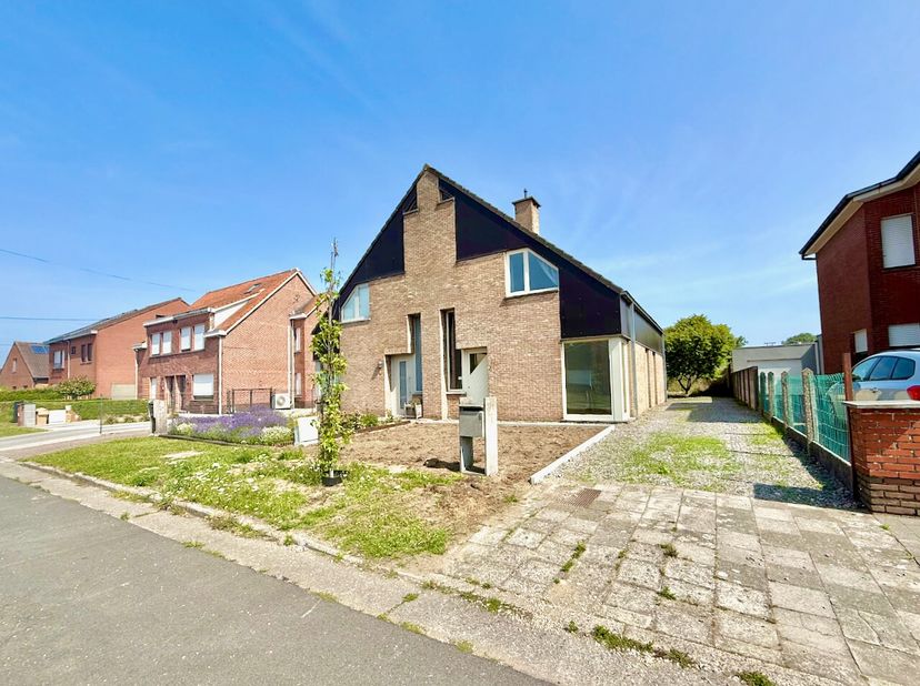 Deze halfopen bebouwing (BJ 1992) ligt in een doodlopende straat vlakbij de invalswegen en de nabije centra&#039;s. De woning heeft een ideale indeling met