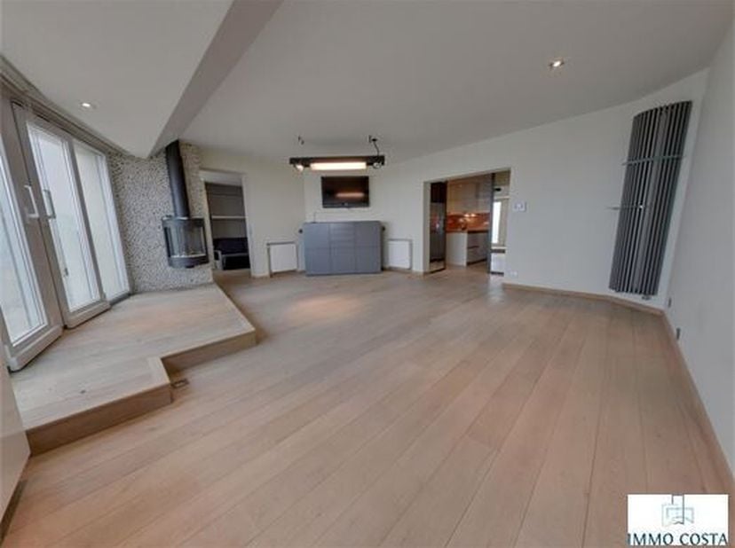 Stap binnen in de weelderige wereld van residentie Bel Air, waar dit prachtige appartement op de zesde verdieping je omarmt met elegantie en comfort.