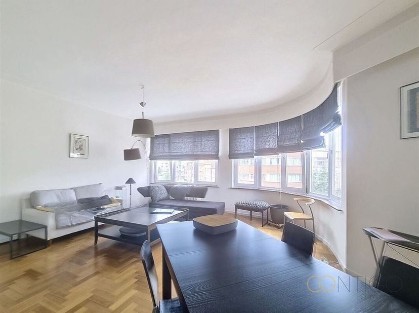 Het Contigo makelaarskantoor biedt u een gemeubileerd appartement aan van +/- 103m², 2 slaapkamers, een balkon en een gesloten garage in de kelder voo