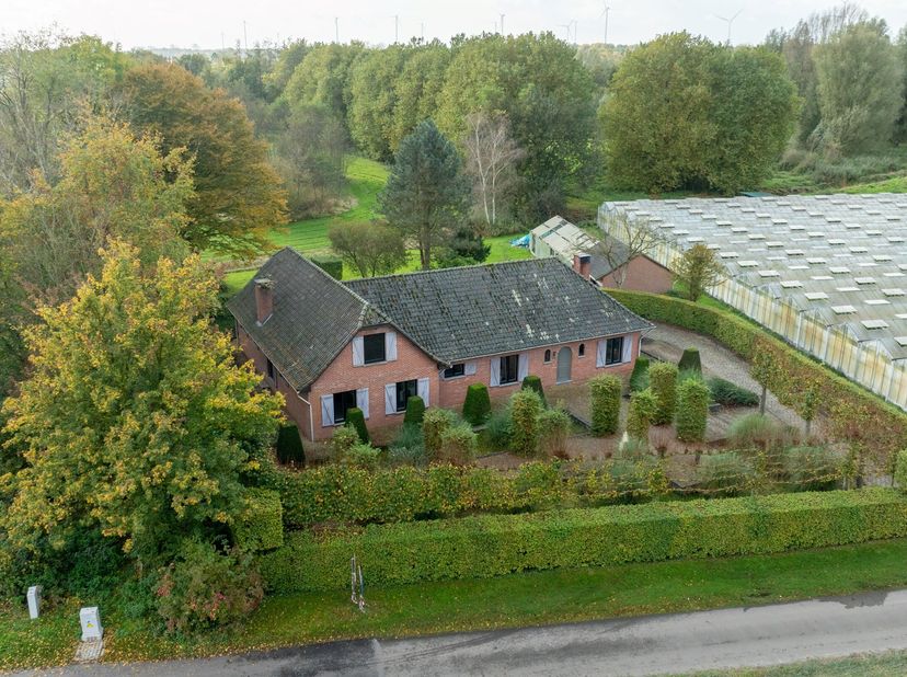 Vrijstaande woning gelegen in een landelijke omgeving te Meerle, vlakbij de Nederlandse grens, op een zuidwest georiënteerd perceel van ca. 9.756 m².