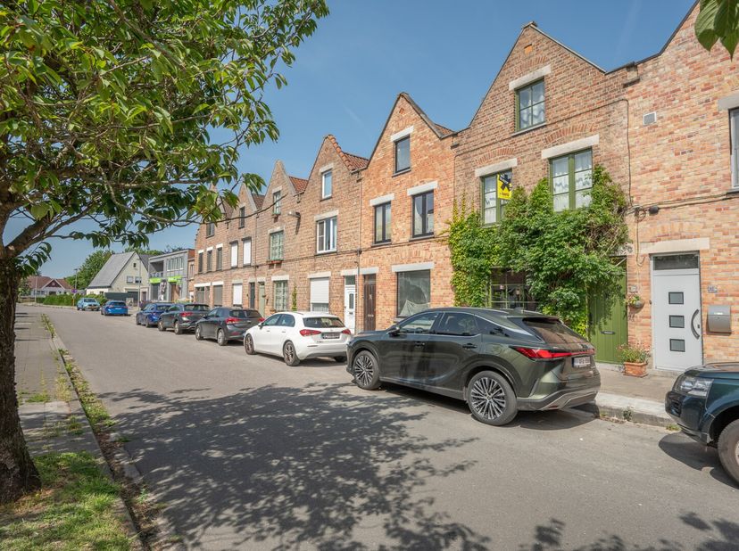 Laat u verleiden door deze charmante woning met een bewoonbare oppervlakte van 126m², ideaal gelegen in een rustige, aangename buurt van Sint-Andries.