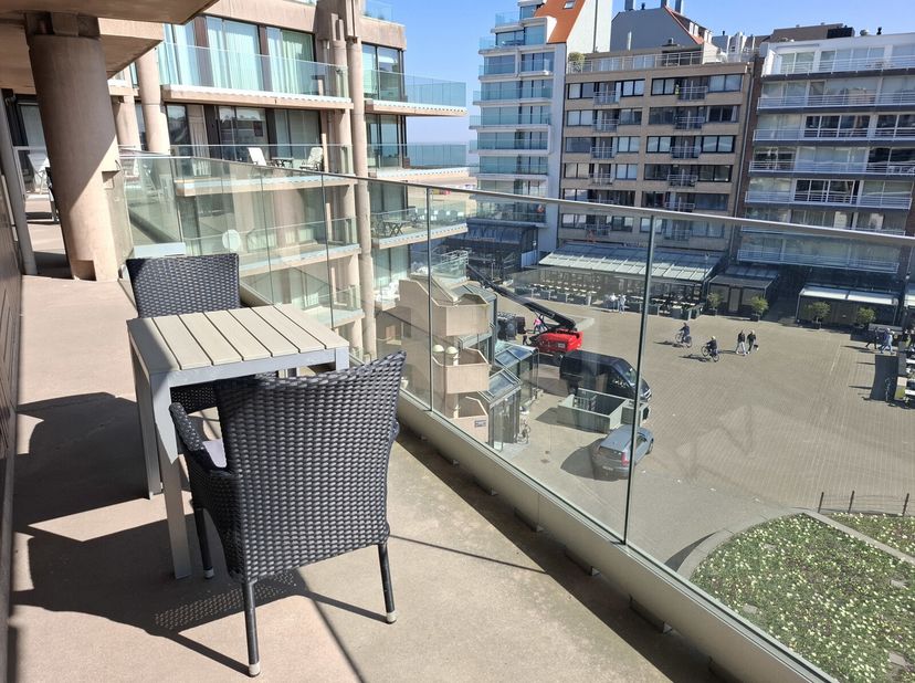 UITZONDERLIJK BREED APPARTEMENT OP TOPLOCATIE AAN HET VAN BUNNENPLEIN. MOGELIJKHEID GARAGEBOX IN HET GEBOUW.