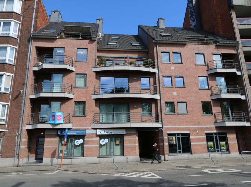 VIVRE AGRÉABLEMENT AU CUR DE LA VILLE  APPARTEMENT ÉLÉGANT AVEC 2 CHAMBRES, GRANDE TERRASSE (33 m²) ET GARAGE SPACIEUX&lt;br /&gt;
À la recherche dun chez-s
