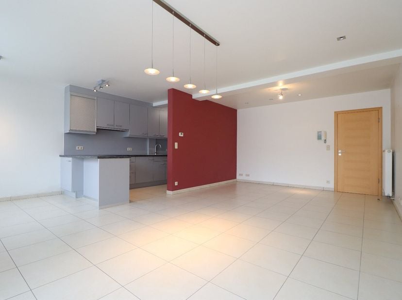 Verzorgd appartement met garage in het centrum van Pittem op wandelafstand van allerlei handelszaken.&lt;br /&gt;
Dit lichtrijke appartement is gelegen op h