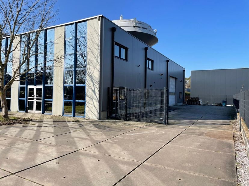 Propriétés de la propriété:&lt;br /&gt;
- Surface de bureaux: 160 m²  bureaux spacieux et prêts à déménager&lt;br /&gt;
- Espace d&#039;entrepôt: 180 m², idéal pour le