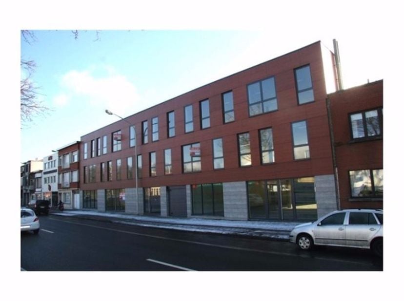 Nouveau projet de bureaux visible de l&#039;A12. Construire avec la valeur de K très faible (consommation économique). Bureaux paysagers avec parquet, cuis
