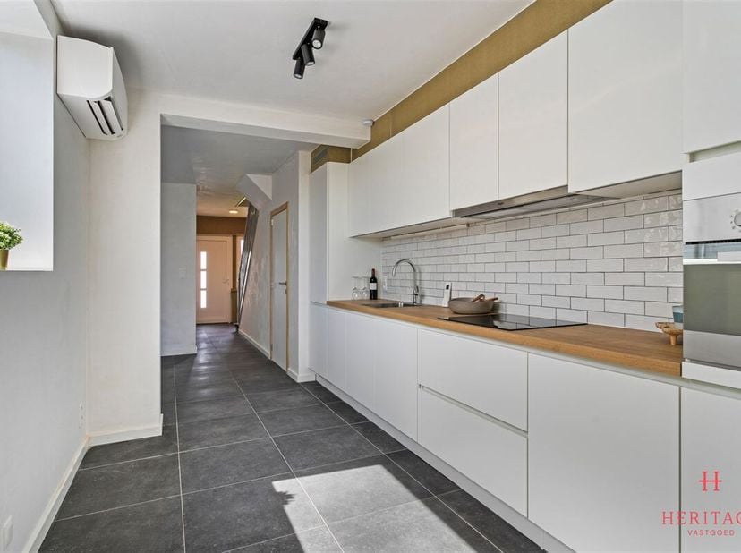 Maison entièrement rénovée dans un endroit très calme à Zwevegem (Heestert).&lt;br /&gt;
Bienvenue dans cette maison magnifiquement rénovée, où le confort e