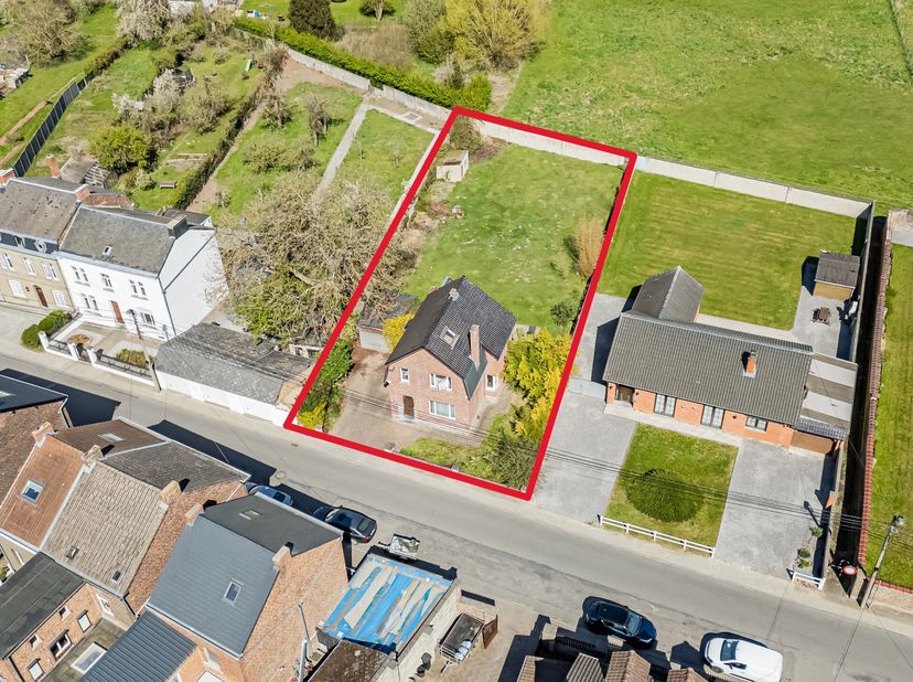Située dans un quartier agréable et paisible de Jemeppe-sur-Sambre, cette maison 4 façades offre un cadre de vie idéal, de confort et de tranquillité.