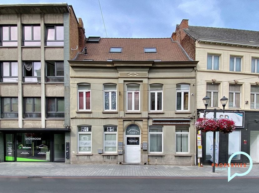 Voor meer info of een bezoek contacteer Sebastian op het nummer 0497 12 60 26 of mail sebastian@properties-makelaars.be&lt;br /&gt;
Top gelegen appartement