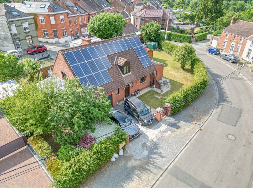 TRIOR Nivelles vous propose cette charmante maison à proximité de toutes les facilités. Elle se compose comme suit: Au rez-de-chaussée D&#039;un hall d&#039;ent