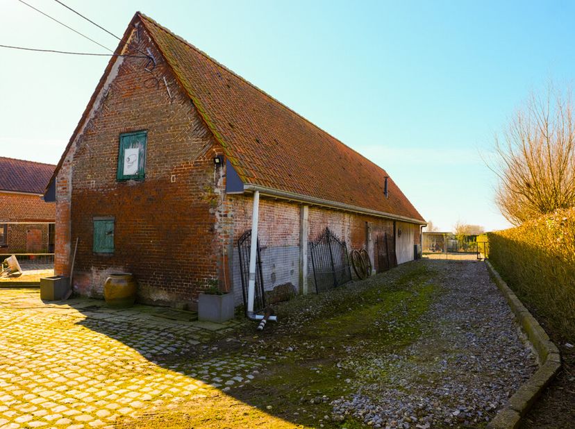 RUSTIG GELEGEN HOEVE OP 90A 58CA - &lt;br /&gt;
   &lt;br /&gt;
Het betreft één kavel met een te renoveren hoeve, hangar, bijgebouw en stallen. &lt;br /&gt;
Goed onderh