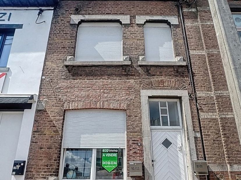 Située à Ans, à proximité immédiate de toutes les commodités, cette maison de rapport offre une superficie habitable de 95 m² répartie en deux unités