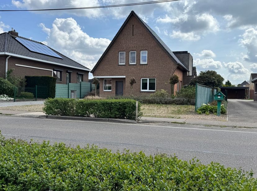 Welkom in de Heiwijkerweg 8, een verrassend ruime en perfect onderhouden woning waar charme en modern comfort hand in hand gaan. Deze woning uit 1955