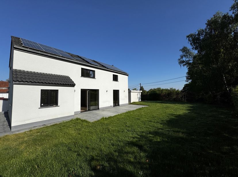 Lasne, idéalement située, nous vous proposons cette charmante maison coup de cur avec jardin et parking fraichement rénové située dans un cadre verdoy