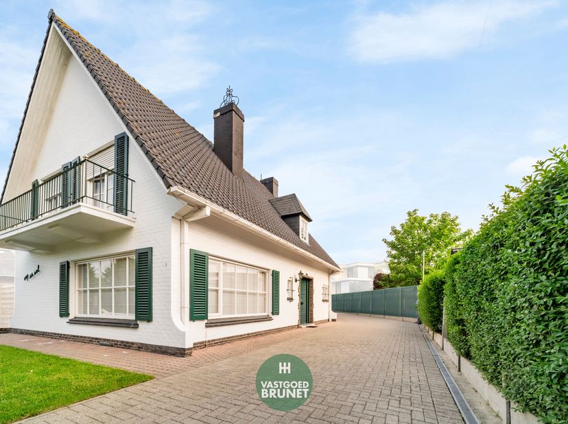 Te koop: villa in het charmante Sint-Idesbald&lt;br /&gt;
Ruime inkomhal met toegang tot de verschillende ruimtes.&lt;br /&gt;
Apart gastentoilet.&lt;br /&gt;
Praktisch
