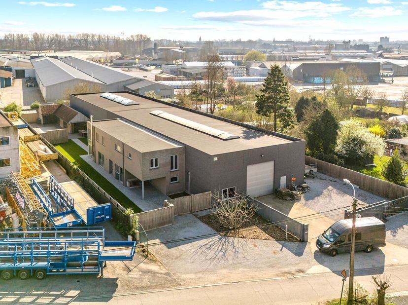 Bent u op zoek naar een veelzijdige eigendom waar wonen en ondernemen hand in hand gaan? Dit exclusieve bedrijfsgebouw van 943 m² met een ruime gezins