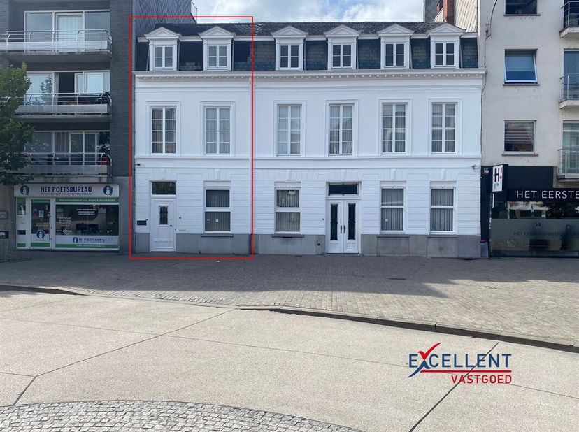Gelegen in het hart van Deinze, biedt deze commerciële ruimte een unieke kans voor ondernemers. Dit pand van 109 m² ademt charme en biedt volop mogeli