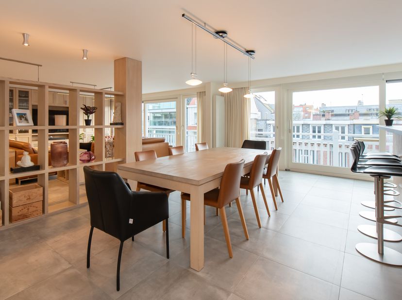 Uitzonderlijk ruim appartement met vier slaapkamers, twee badkamers en zongericht terras in het centrum van Nieuwpoort-Bad met maar liefst 12 meter ge