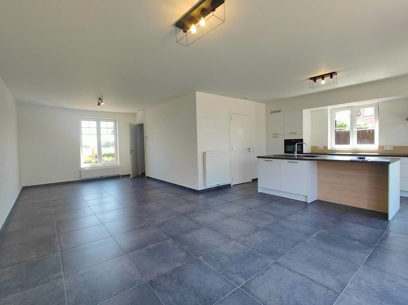 Recente woning gelegen op de verbindingsweg Ardooie - Koolskamp. Indeling: inkom met gastentoilet, ruime woonkamer met ingerichte open keuken + bergpl