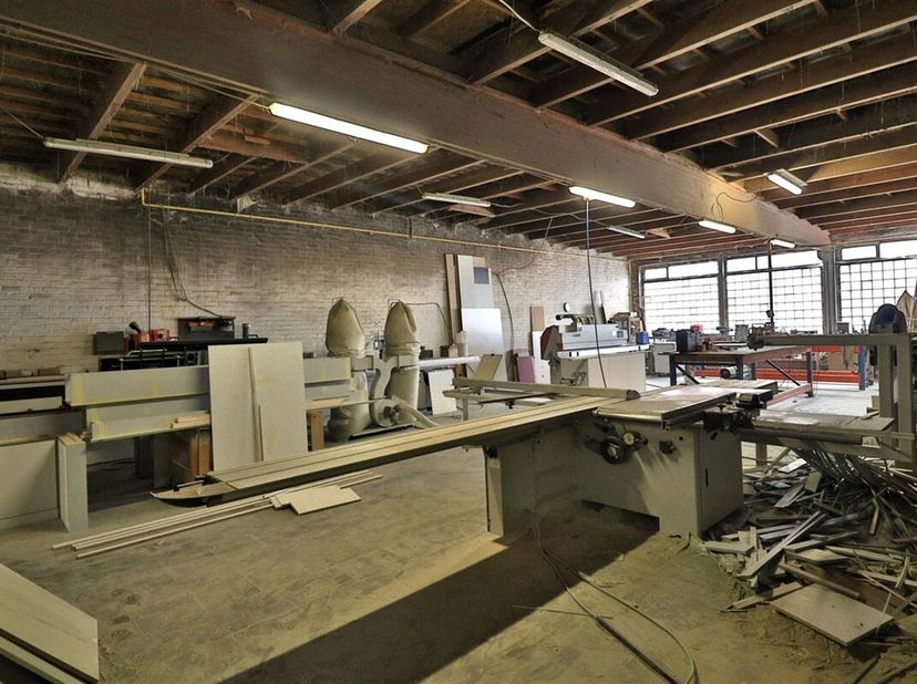 Atelier/magazijn van 344 m² met bijhorende bureauruimte, op het verdiep is een ruime woonst (144m²) met zalig buitenterras.  Dit atelier maakt deel ui