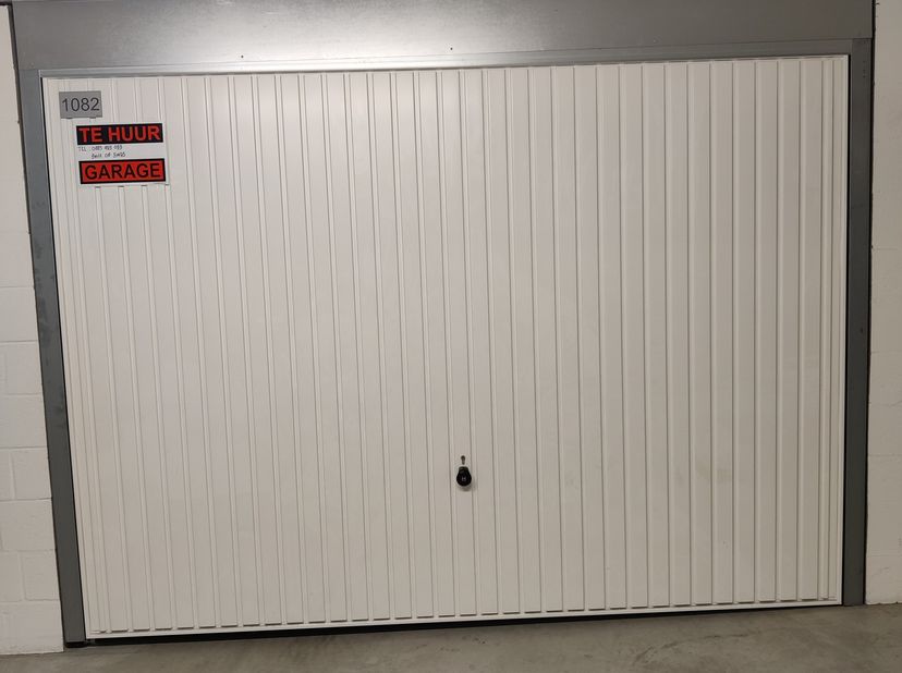 Garagebox in een privaatgedeelte van een ondergrondse garage op een boogscheut van het centrum en de zee