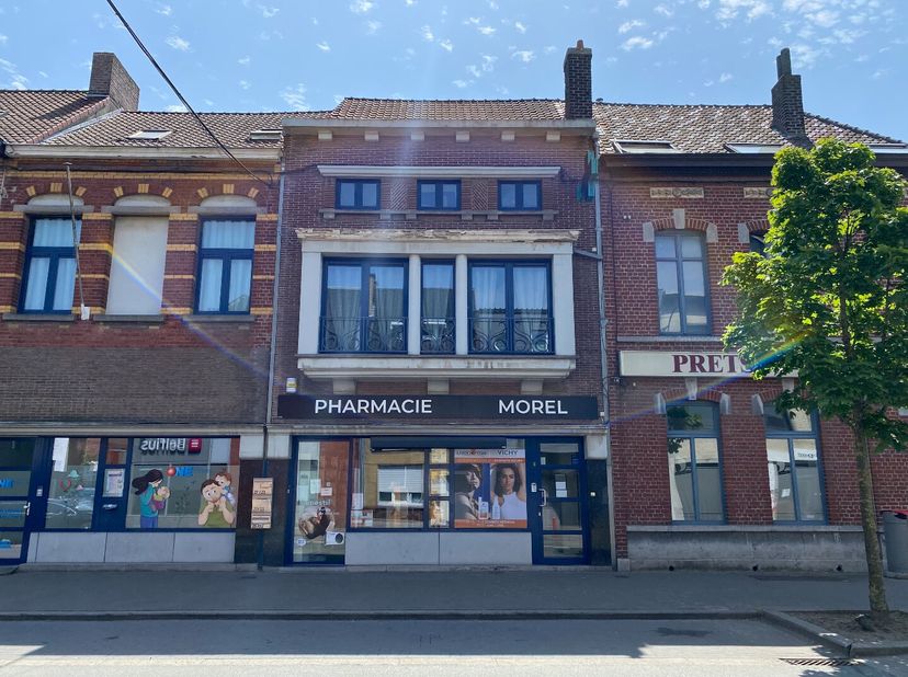 Idéalement situé au 2 étage dun immeuble calme, en plein centre de Dottignies, cet appartement lumineux allie cachet et confort moderne. Vous profitez