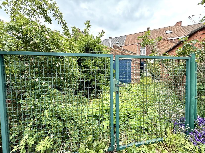Deze te renoveren woning is goedgelegen qua bereikbaarheid. Garage en uitweg achteraan. Veel potentieel, en ideaal voor handige harry&#039;s. INDELING: ink