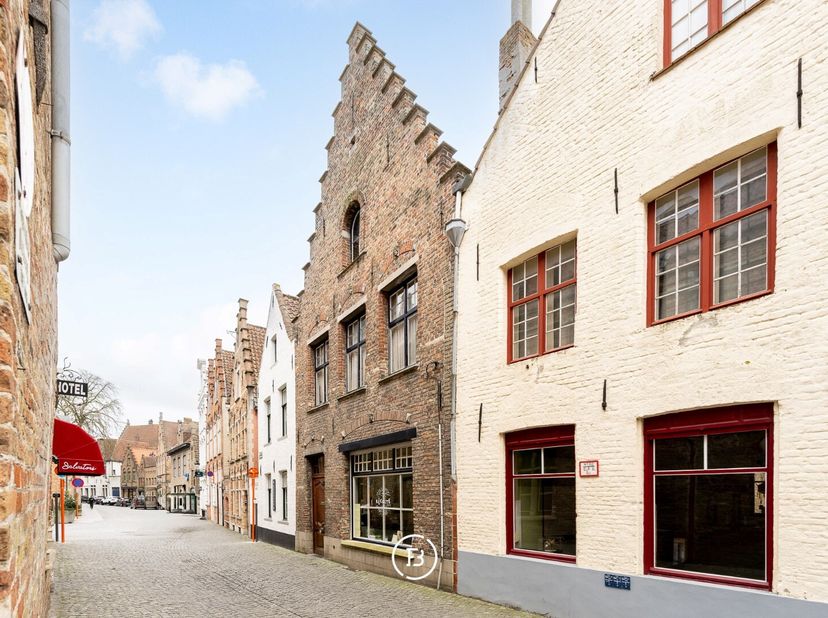 Maison commerciale, située dans la Korte Vuldersstraat, en plein centre-ville de Bruges, dans un endroit central et calme, sous la Cathédrale Saint-Sa