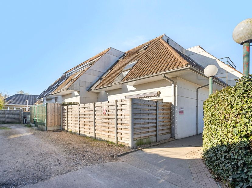 Lichtrijk dakappartement met 2 SLAAPKAMERS en TERRAS, op enkele stappen van het centrum van Torhout. Dit appartement bestaat uit: leefruimte met open