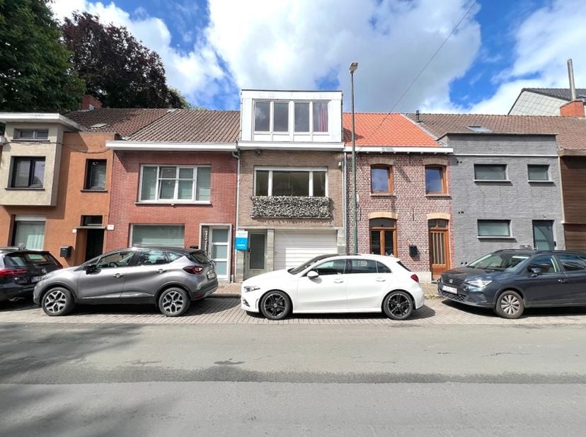 Deze woning met twee slaapkamers bevindt zich op de eerste en tweede verdieping. Op het gelijkvloers is een berging en tuin aanwezig. Op de eerste ver