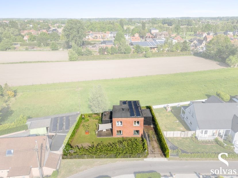 Droom je van een woning met charme én ruimte voor je eigen afwerking? Deze deels gerenoveerde woning biedt het beste van twee werelden: comfort, rust