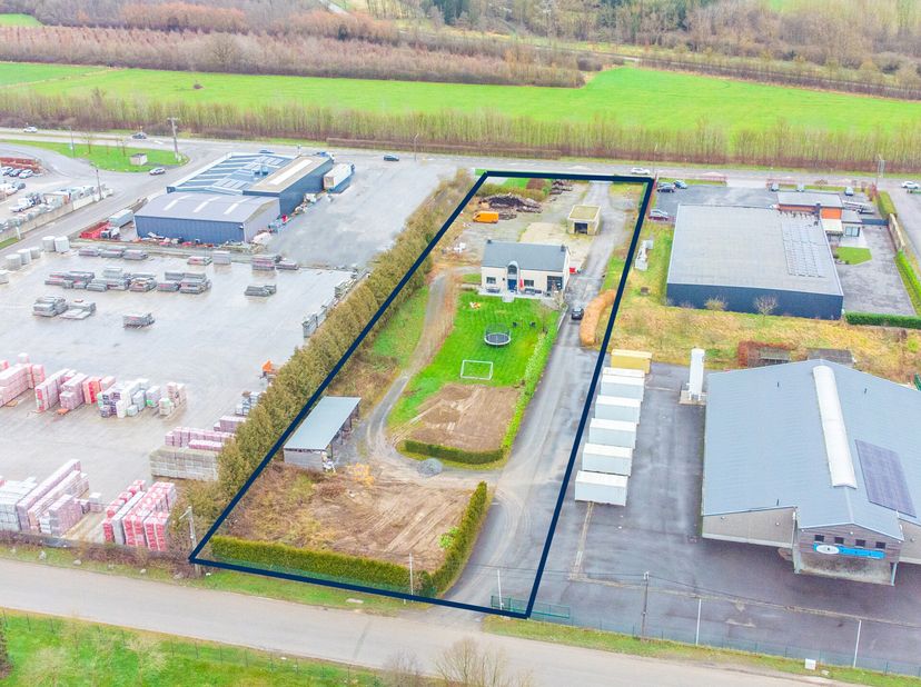 Située dans le dynamique zoning industriel de Rochefort, cette grande maison construite en 2008 s&#039;impose comme une opportunité rare pour les professio