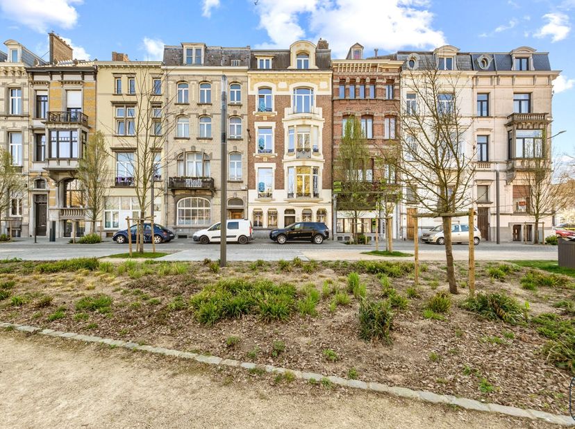 MAJESTUEUSE MAISON DE MAÎTRE DE 1920 ! Par le passé, cette bâtisse était une banque, L&#039;ARCHITECTURE ET LES MATERIAUX utilisés DONNENT TOUT DE SUITE LE
