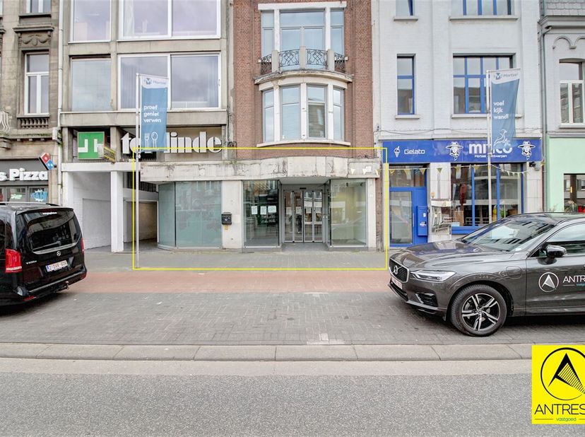 Unieke Kansen in het Hart van Mortsel!&lt;br /&gt;
Ontdek dit ruime handelsgelijkvloers van maar liefst 212 m², ideaal gelegen in de bruisende winkelstraat