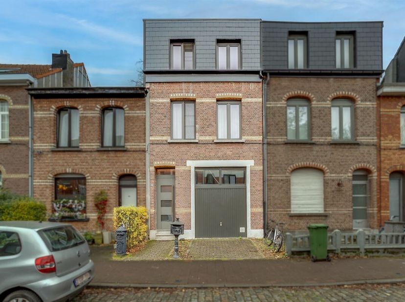 Gerenoveerd huis (2021) met 4 slaapkamers, stadstuin en garage, gelegen nabijheid het centrum van Hoboken op de grens met Wilrijk.&lt;br /&gt;
Deze prachtig