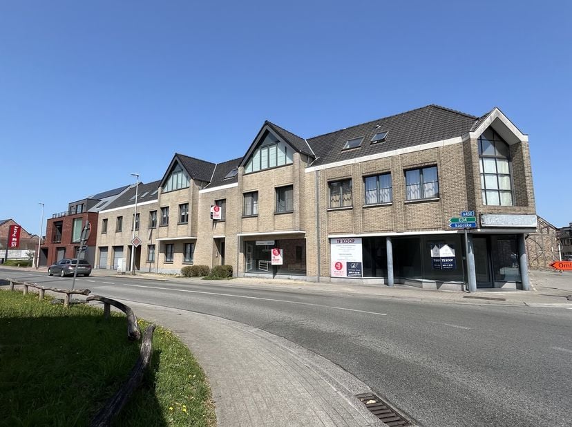 Indeling:&lt;br /&gt;
- inkomhal&lt;br /&gt;
- gastentoilet&lt;br /&gt;
- lichtrijke gezellige leefruimte&lt;br /&gt;
- open keuken met eethoek en aansluitende praktische ber