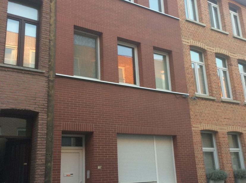 Het is een appartement op de 2 verdieping die volledig vernieuwd is, het is volledig nieuw geschilderd, het is instap klaar, het is voorzien van centr
