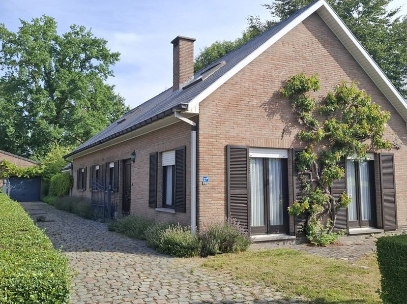 In een rustige straat in Berlare en toch nabij het centrum vindt u deze charmante woning omgeven door een mooi aangelegde en verzorgde tuin dewelke vo