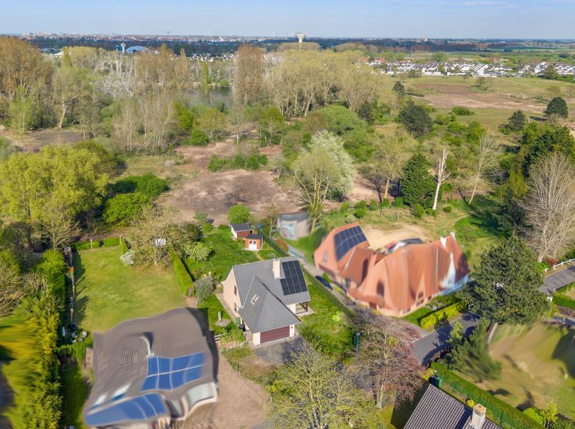 Cette villa avec un grand jardin au calme qui donne sur la réserve naturelle est située à 2km de la mer.  L&#039;agencement est le suivant : Hall d&#039;entrée,