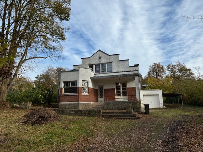 In een gewilde woonwijk, dicht bij de hoofdwegen en grote agglomeraties maar toch rustig, bieden wij u deze charmante woning aan op een prachtig bebos