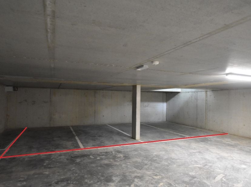 In Residentie Domus Anguli worden vijf staanplaatsen te koop aangeboden. De vraagprijs per staanplaats bedraagt 16.000 EUR. Daarnaast is er een bergin