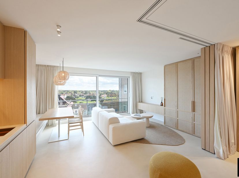 Découvrez cet appartement magnifiquement rénové offrant une vue panoramique à couper le souffle sur le minigolf et les villas caractéristiques du pres