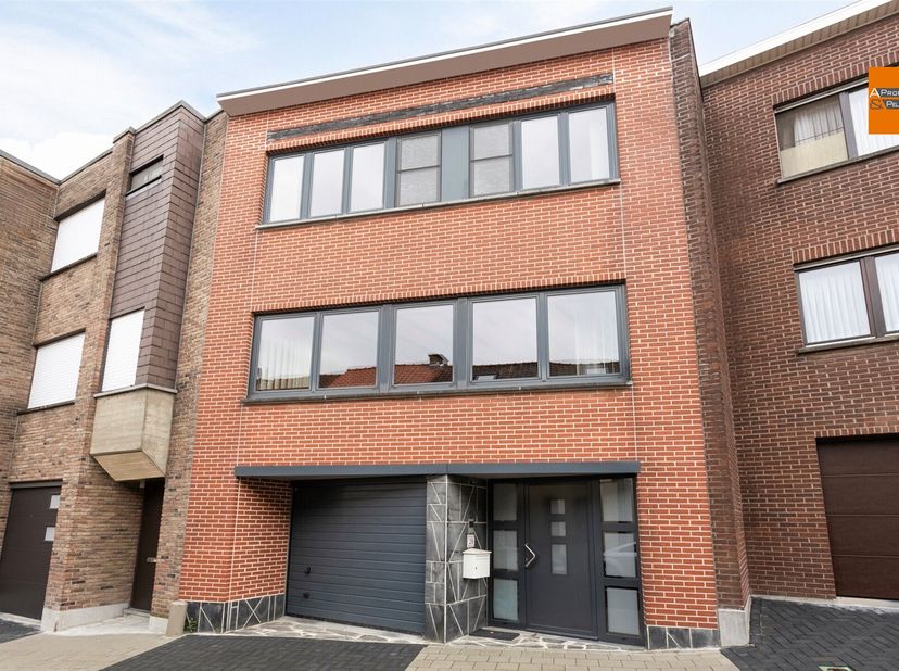 Bienvenue dans cette charmante maison à Kraainem ! &lt;br /&gt;
Cette spacieuse maison familiale offre une surface habitable de 172m² et est située sur un b