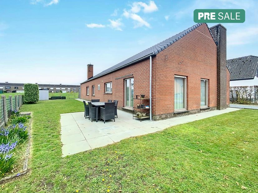 Ontdek deze charmante open bebouwing in de Energielaan 8, Deinze, waar comfort en ruimte samenkomen. Deze woning, gelegen in een rustige en kindvriend
